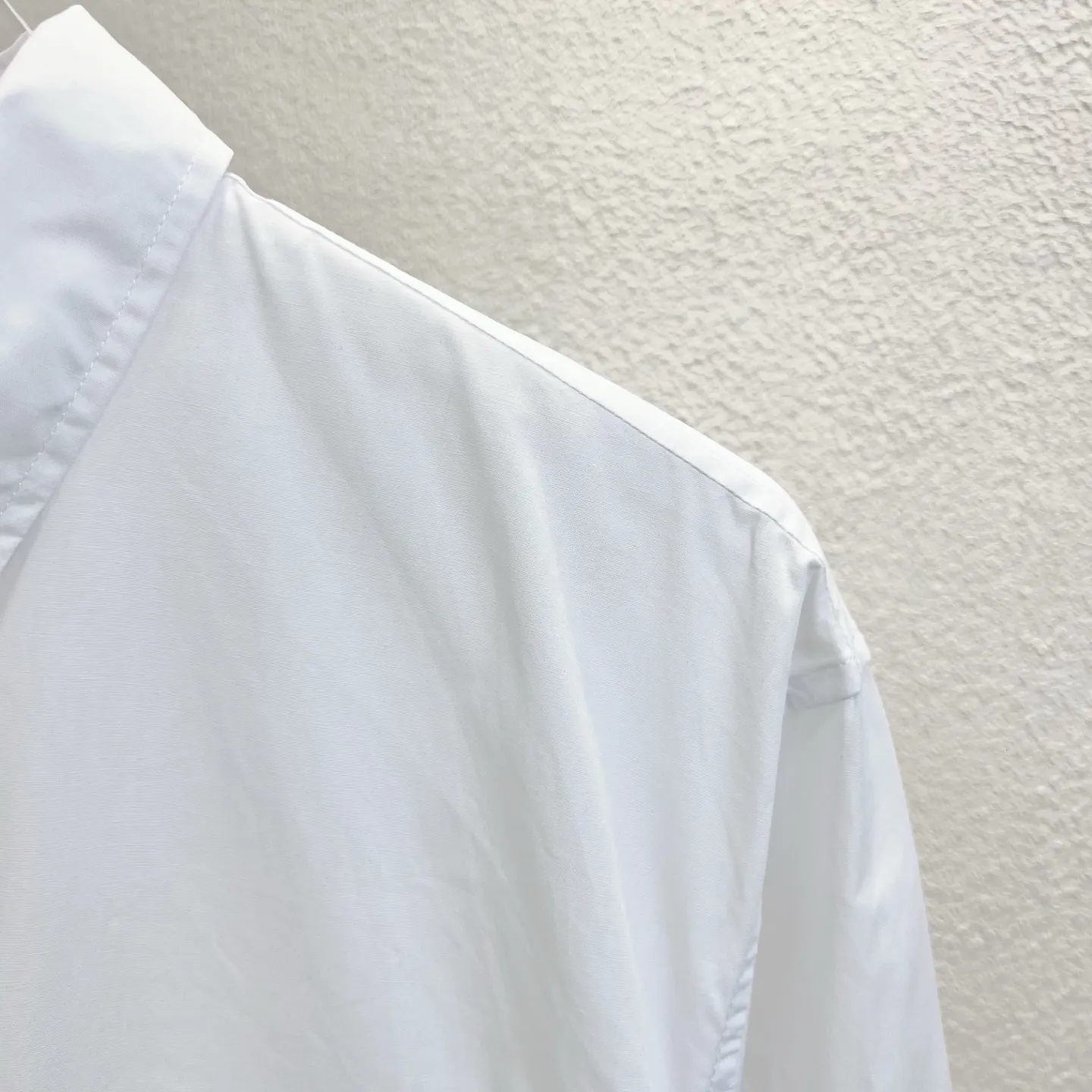 💰230 Model number The upper body is soft and comfortable, extremely delicate, and feels solid, smooth and soft. It has the characteristics of non-wrinkling fabric and an invincible feel. Perfect details. Size: S-XL